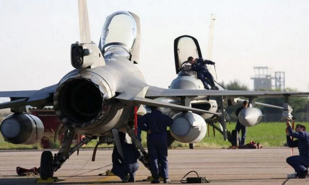 Αθέατος πυλώνας: Οι οπλουργοί των μαχητικών F-16 Block 52 (βίντεο)